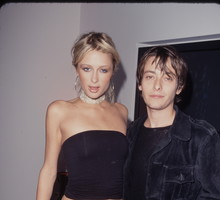 Paris Hilton w spódnicy we wzór skóry pytona