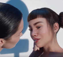 Bella Hadid całuje się z Lil Miquelą w kampanii Calvin Klein