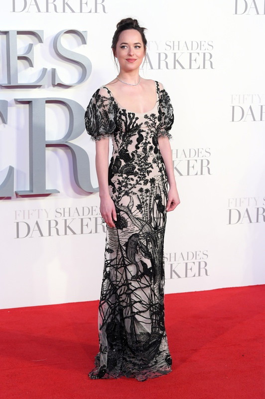 Dakota Johnson w sukni Alexander McQueen na premierze filmu Ciemniejsza strona Greya w Londynie, 9