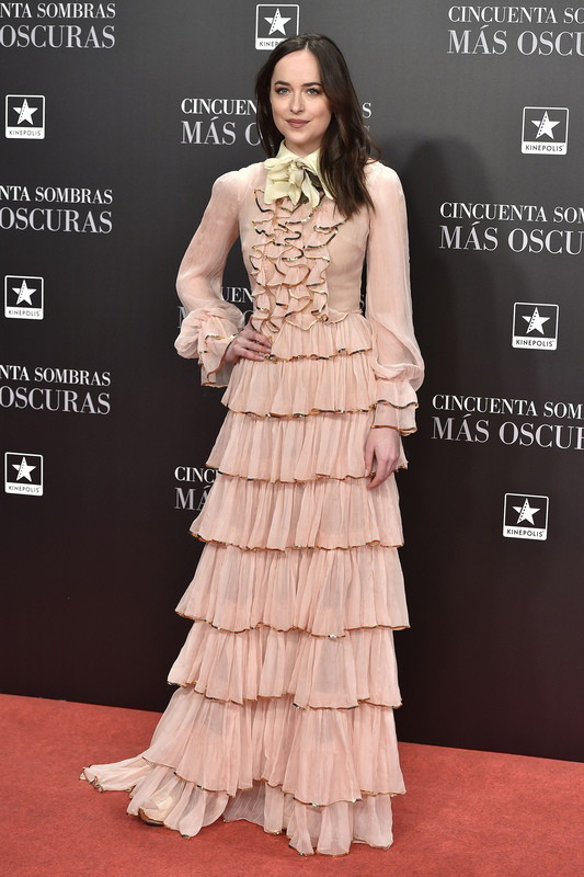 Dakota Johnson (w sukni Gucci) podczas premiery filmu Ciemniejsza strona Greya w Madrycie, 8