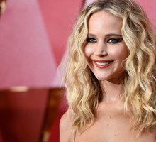 Sukienka Jennifer Lawrence z imprezy zaręczynowej zachwyciła wszystkich! Zobacz kreację gwiazdy i dowiedz się, gdzie można ją kupić