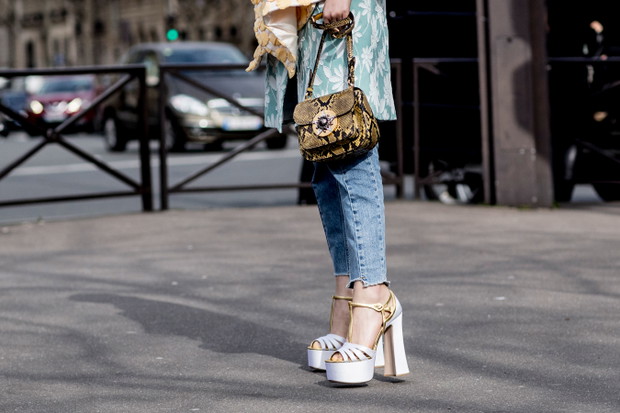Street fashion: buty i akcesoria gości na tygodniach mody j-z 2017/18