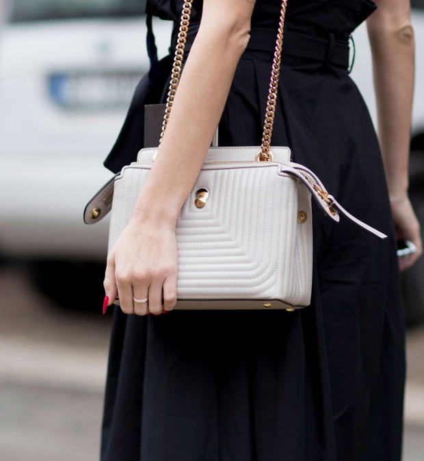 Street fashion: buty i akcesoria gości na tygodniach mody j-z 2017/18