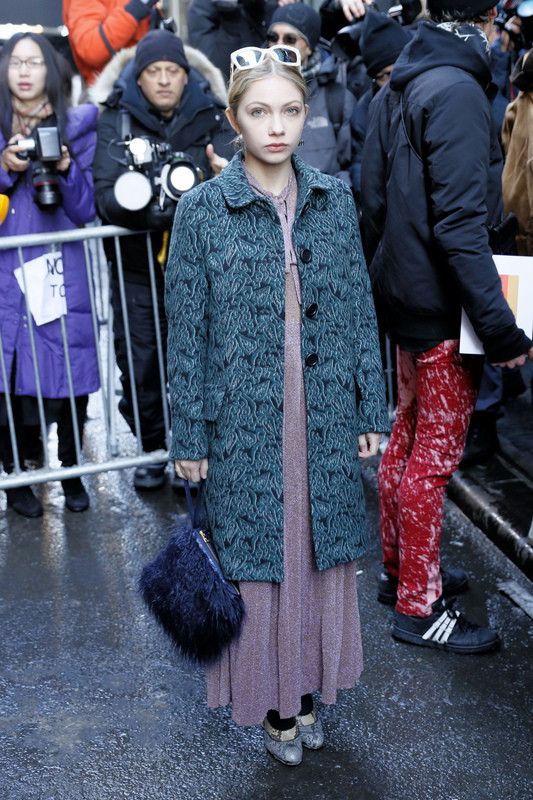 Tavi Gevinson na pokazie Calvin Klein