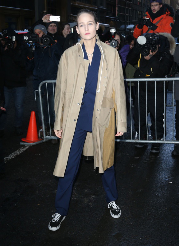 Leelee Sobieski na pokazie Calvin Klein