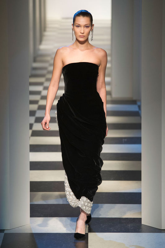 Bella Hadid na pokazie Oscar de la Renta jesień-zima 2017/2018