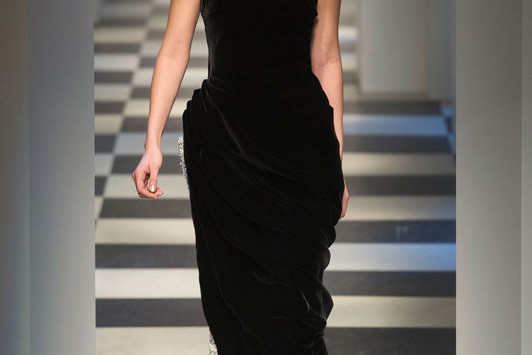 Bella Hadid na pokazie Oscar de la Renta jesień-zima 2017/2018