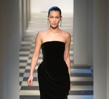 Bella Hadid na pokazie Oscar de la Renta jesień-zima 2017/2018