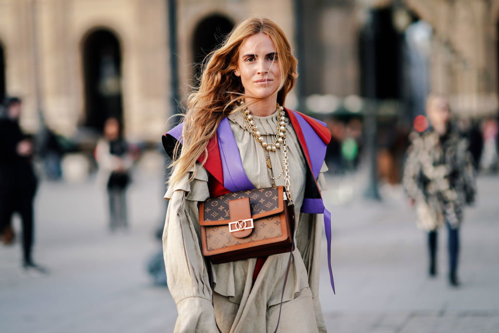 Modne bluzki z falbanami - street fashion