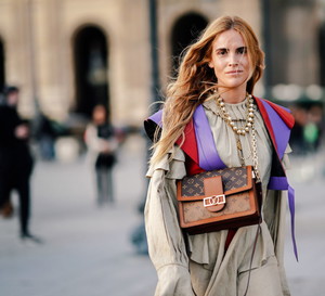 Modne bluzki z falbanami - street fashion