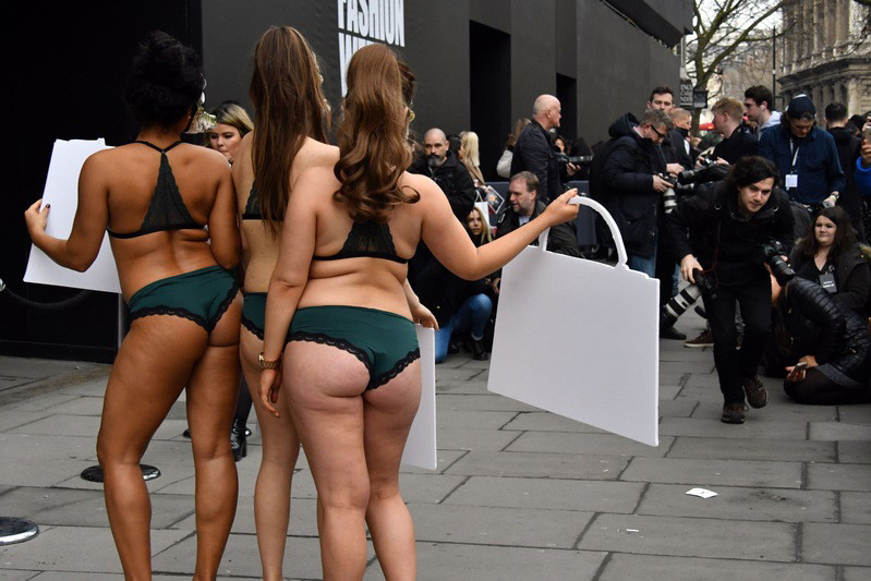 Protest PETA na London Fashion Week - modelki-krokodyle