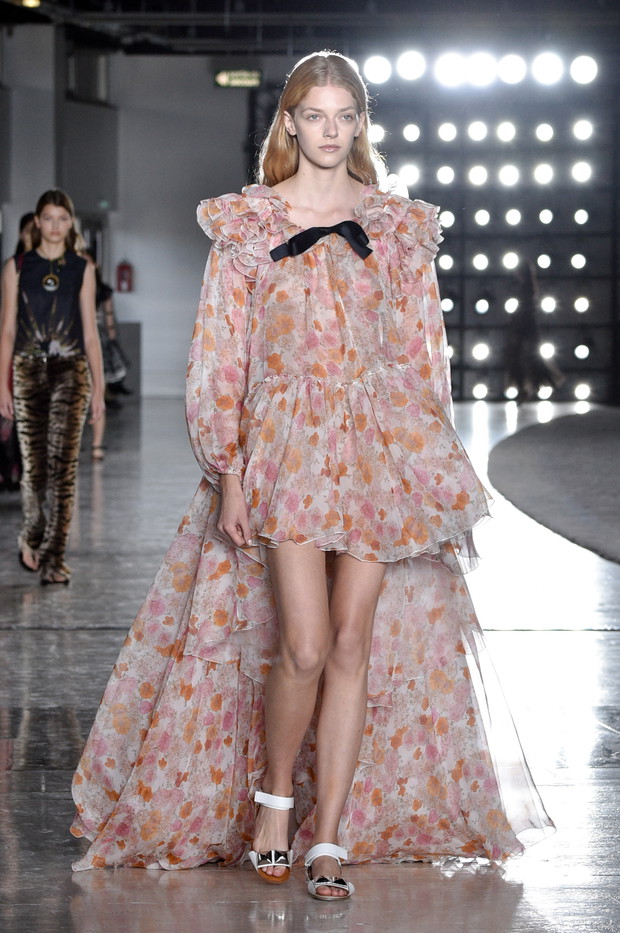 Sylwetka z kolekcji Giambattista Valli