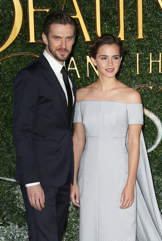 Dan Stevens i Emma Watson (w sukni Emilia Wickstead) na premierze filmu "Piękna i Bestia" w Londynie