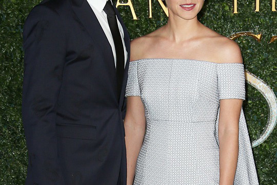 Dan Stevens i Emma Watson (w sukni Emilia Wickstead) na premierze filmu "Piękna i Bestia" w Londynie