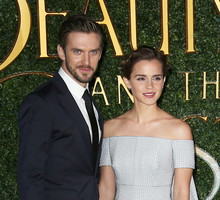 Dan Stevens i Emma Watson (w sukni Emilia Wickstead) na premierze filmu "Piękna i Bestia" w Londynie
