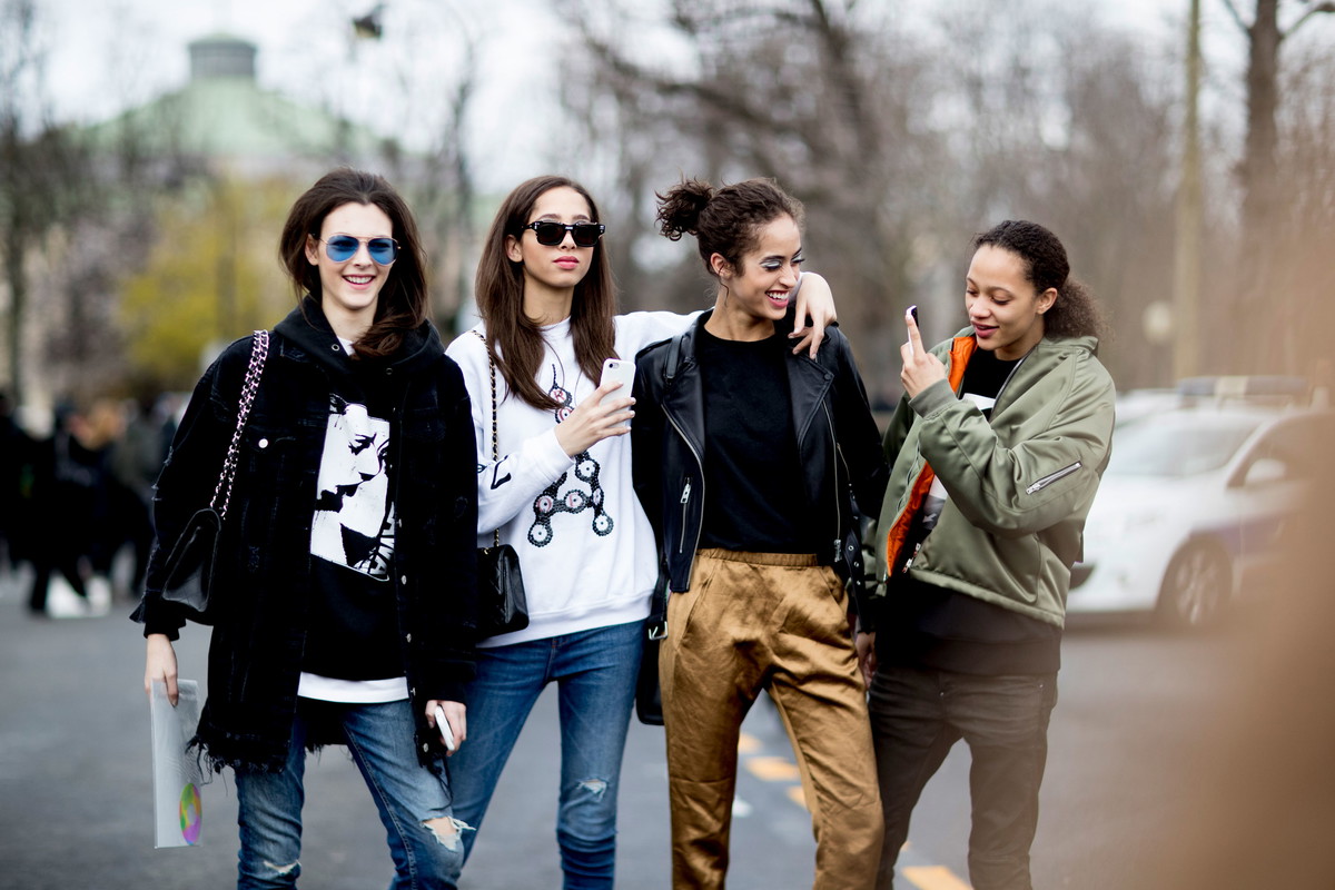Street fashion: modelki off duty na Paris Fashion Week AW17