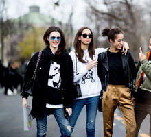 Street fashion: modelki off duty na Paris Fashion Week AW17