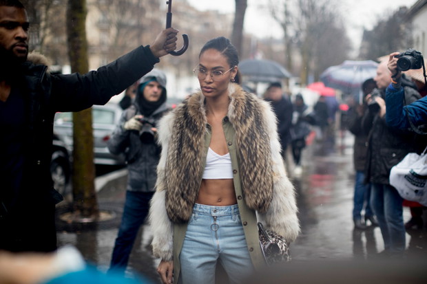 Street fashion: modelki off duty na Paris Fashion Week AW17