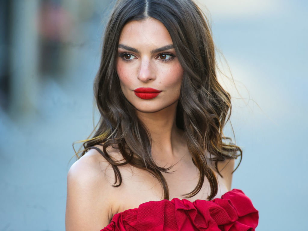 To ulubiony kosmetyk modelek. Czego używa Emily Ratajkowski i Rosie Huntington-Whiteley do demakijażu? Ceny zaczynają się od 15 zł!