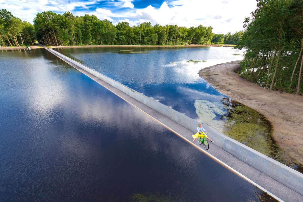 Ścieżka rowerowa "Cycling through Water" w rezerwacie przyrody De Wijers w Bokrijk-Genk w belgijskiej prowincji Limburg