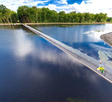 Ścieżka rowerowa "Cycling through Water" w rezerwacie przyrody De Wijers w Bokrijk-Genk w belgijskiej prowincji Limburg