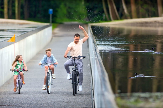 sciezka-rowerowa-cycling-through-water-w-rezerwacie-przyrody-de-wijers-w-bokrijk-genk-w-belgijskiej-prowincji-limburg5-0c4a7ff