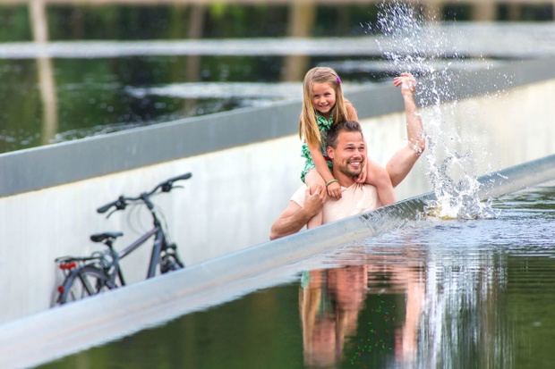 sciezka-rowerowa-cycling-through-water-w-rezerwacie-przyrody-de-wijers-w-bokrijk-genk-w-belgijskiej-prowincji-limburg1-dfd919b