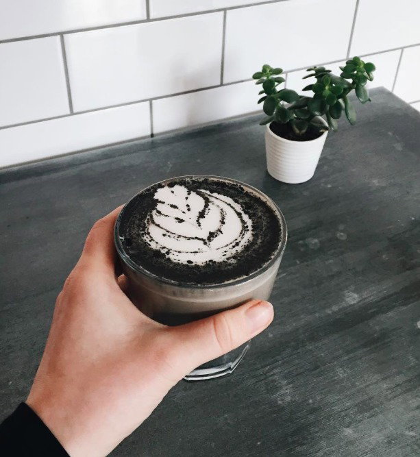 Trendy kulinarne 2017: czarne latte z węglem aktywnym
