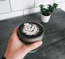 Trendy kulinarne 2017: czarne latte z węglem aktywnym