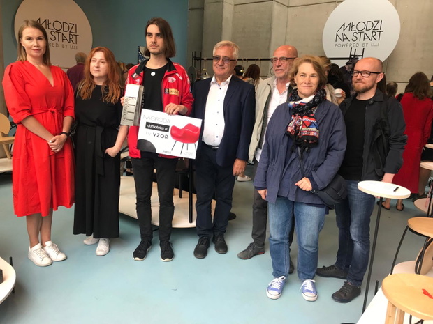 kacper-kunicki-nasz-laureat-wraz-z-konkursowym-jury-7ab9e1b