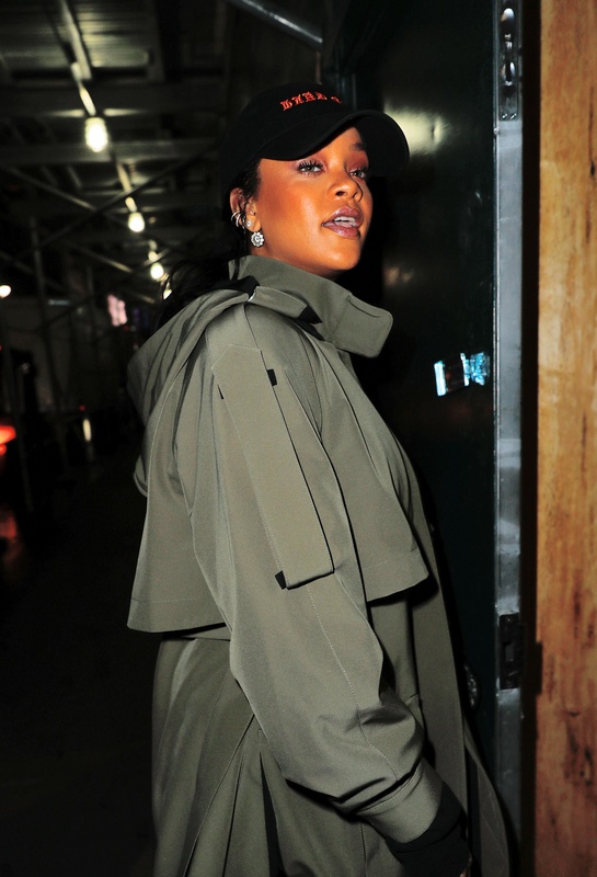 Rihanna w obszernej zielonej kurtce