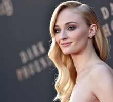 Suknia ślubna Sophie Turner - mamy jej zdjęcia. Aktorka wyglądała przepięknie