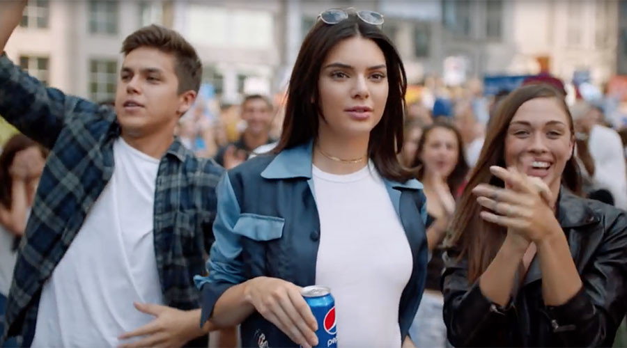 Kontrowersyjna reklama Pepsi z Kendall Jenner