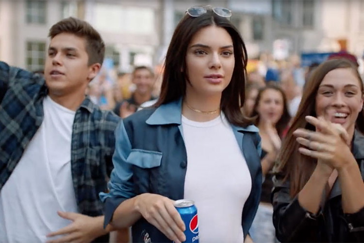 Kontrowersyjna reklama Pepsi z Kendall Jenner
