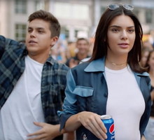 Kontrowersyjna reklama Pepsi z Kendall Jenner