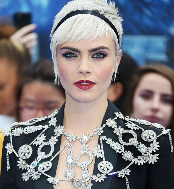 Cara Delevingne (w garniturze Burberry) na premierze filmu Valerian i miasto tysiąca planet w Londynie, 24