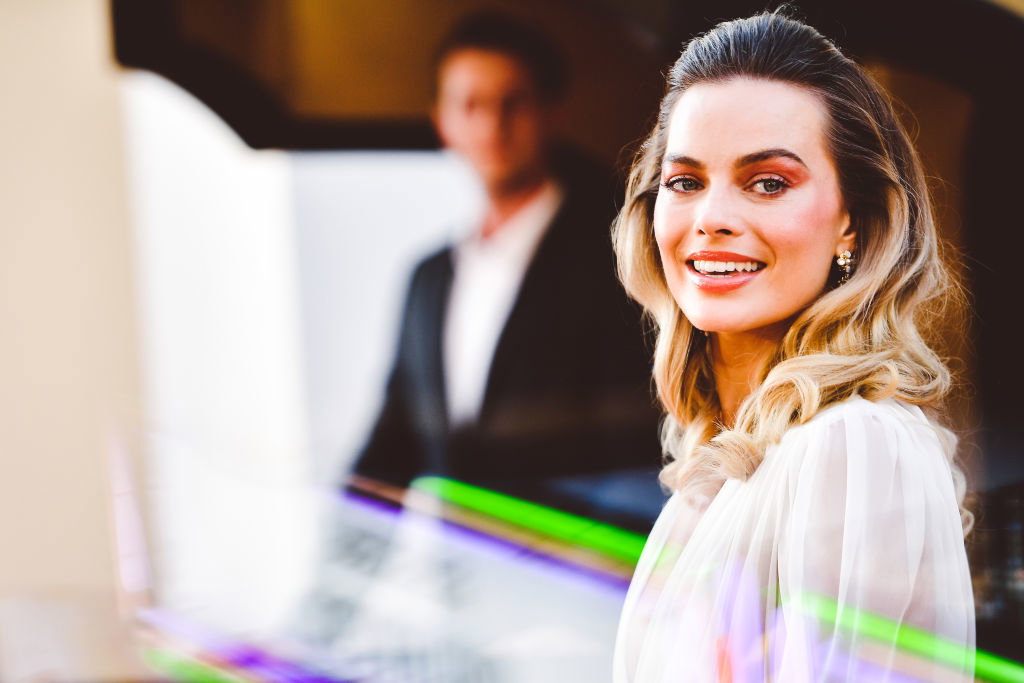 Sukienka Margot Robbie to marzenie prawie każdej panny młodej. Zobacz kreację aktorki na premierze filmu "Once Upon a Time in Hollywood"