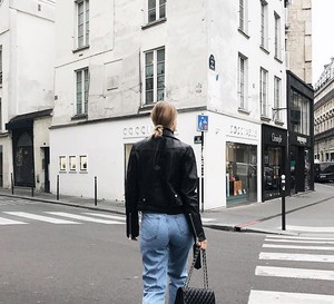 @victoriatornegren w modnych jeansach na jesień