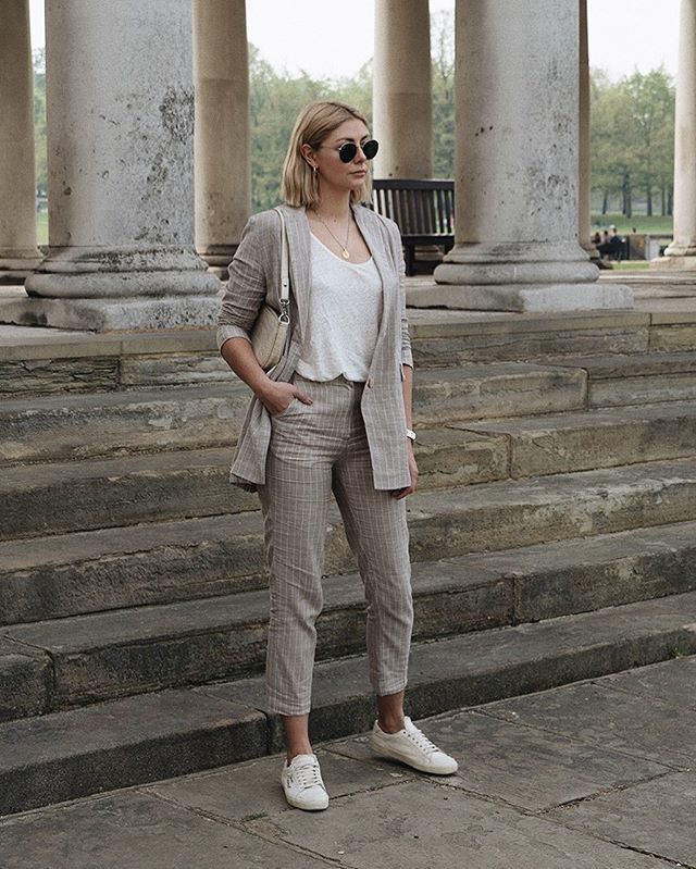 Emma Hill w modncyh chinosach