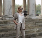 Emma Hill w modncyh chinosach