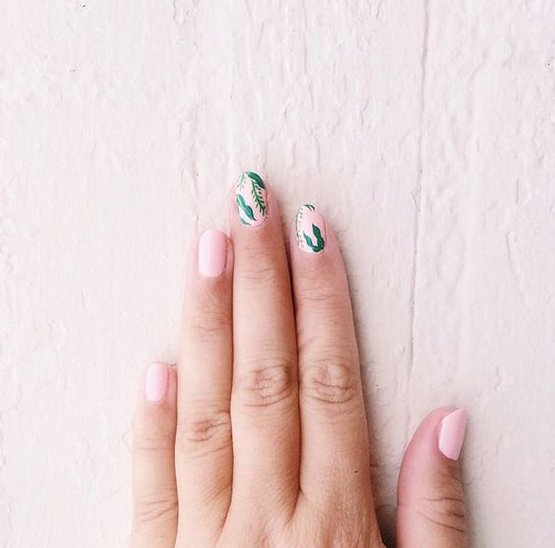 Manicure z liśćmi