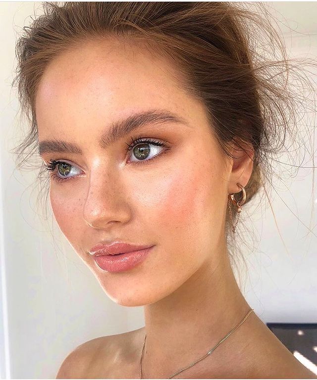 "Ballerina makeup" to najbardziej pożądany look makijażowy tego lata. Wygląda świeżo, naturalnie i bardzo dziewczęco [Trendy lato 2021]