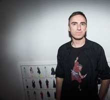 Raf Simons zamyka swoją markę po 27 latach. Projektant skasował już prawie wszystko na Instagramie