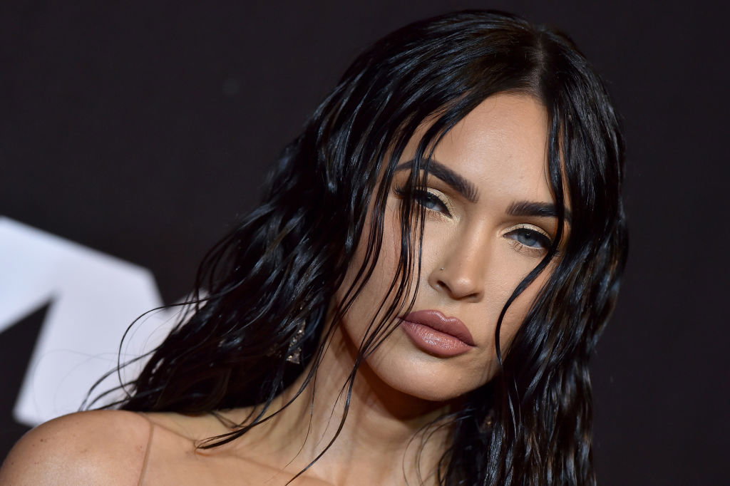 Megan Fox w prześwitującej sukience z siateczki. Jeden szczegół znów upodobnił ją do Pameli Anderson z lat 90.
