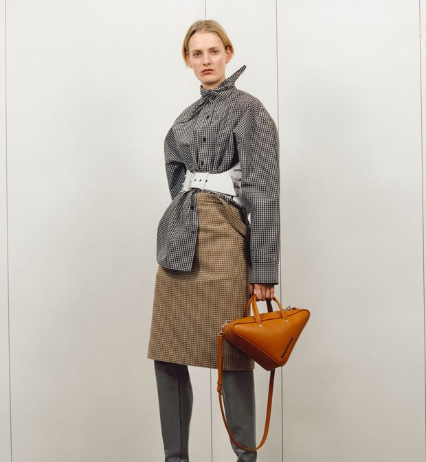 Gorsetowy pas wiązany na żakiecie Balenciaga Pre-Fall 2017
