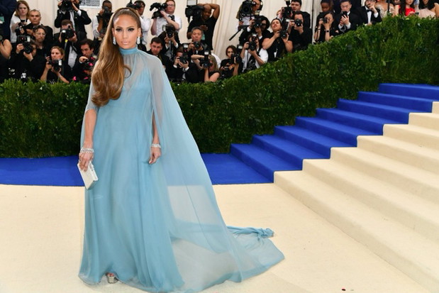 Jennifer Lopez - Met Gala 2017, suknia Valentino