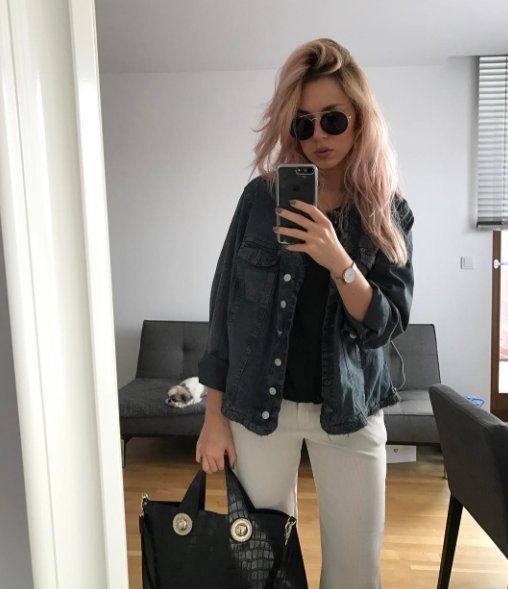 Kat Tychoniewicz w jeansowej katanie