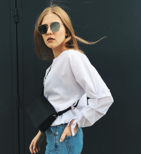 Paulina Gabrielyan w białej koszuli i jeansach