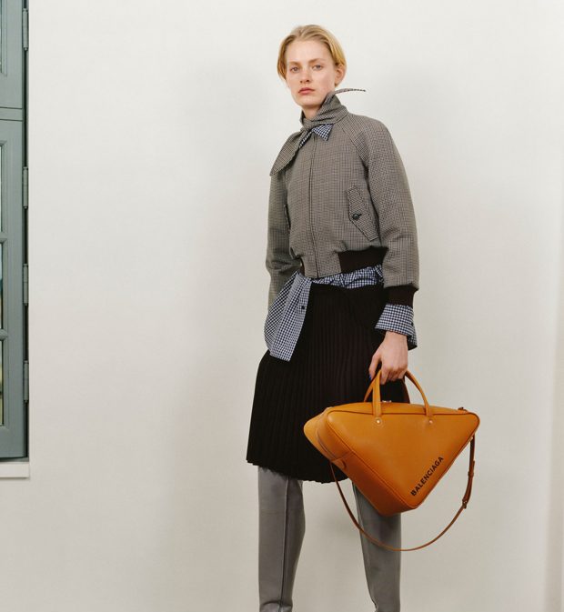 Trójkątna torba Balenciaga Pre-Fall 2017