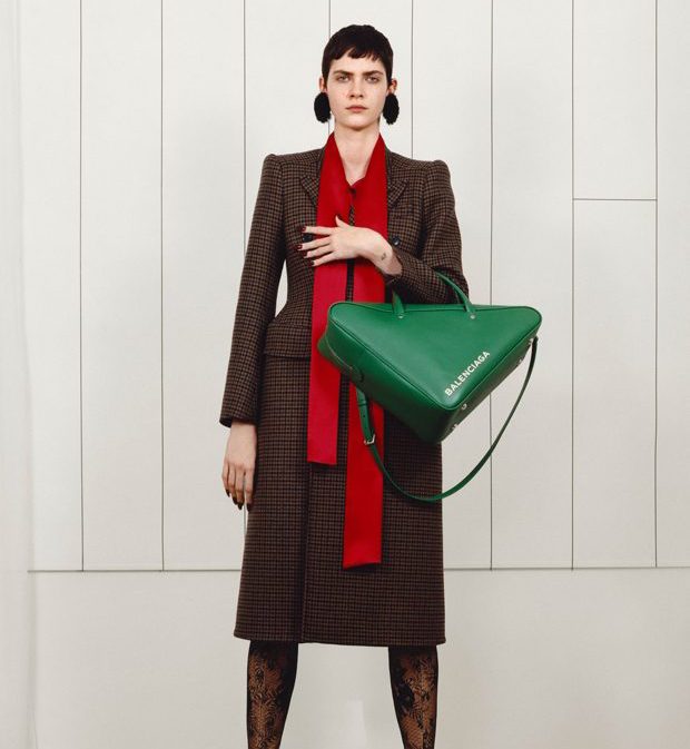 Zielona torba-trójkąt Balenciaga Pre-Fall 2017